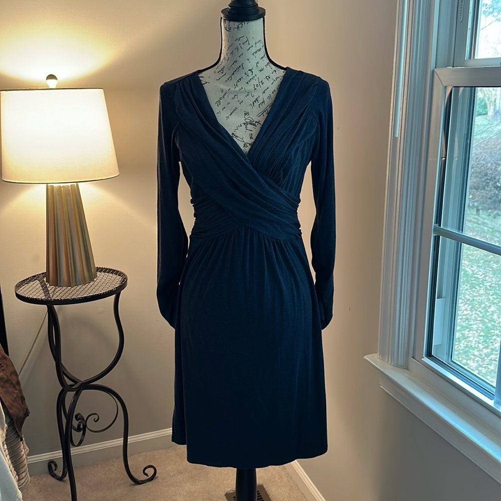 Navy blue v neck dress with ruched sleeves